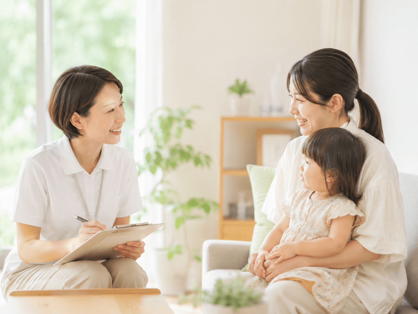 看護師がご家族とお子さまにやさしく寄り添って話を聞く様子
